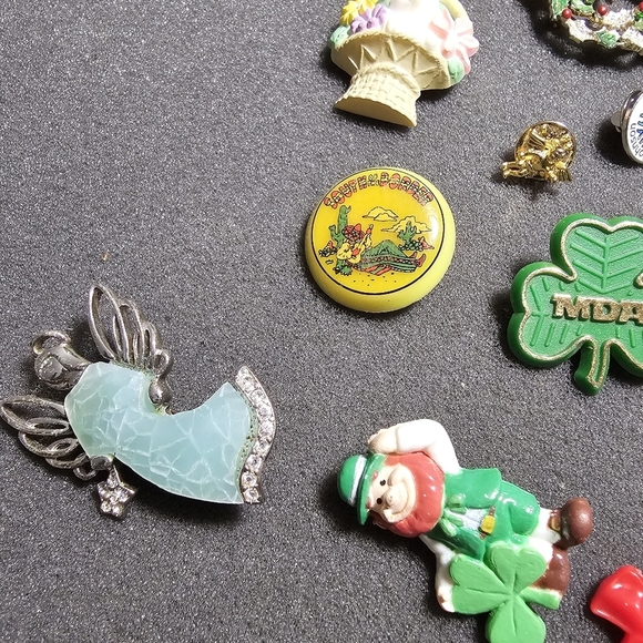 Lot Of 23 Pins And Brooches Different Styles Materials Colors And Shapes see pic - Picture 3 of 8